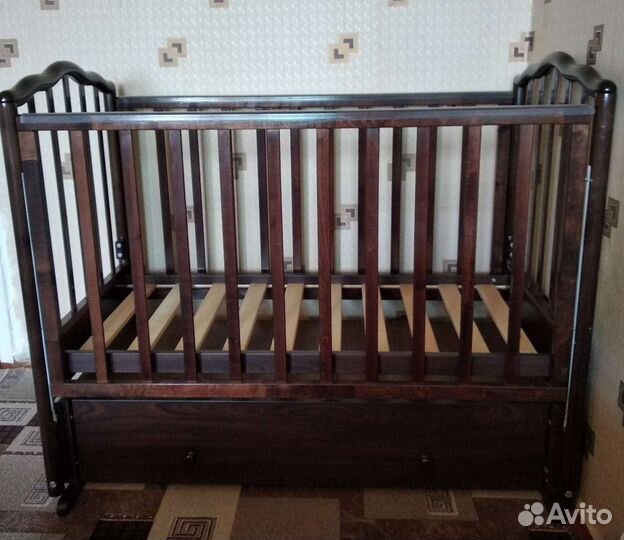 Детская кроватка с маятником и ящиком