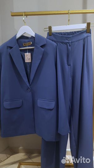 Летний костюм новый 42 44 классический брючный