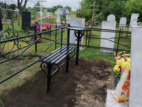 Лавка и стол на кладбище