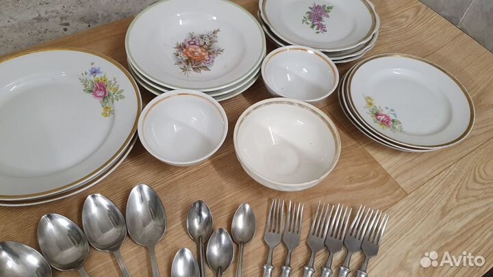 Кастрюля, сковорода, тарелки, ложки, вилки, посуда