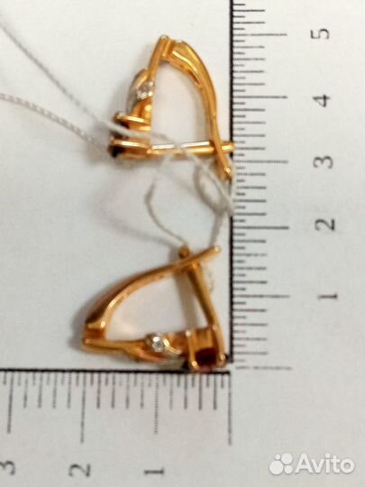 Золотые серьги с камнем
