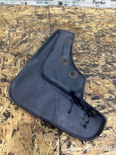 Брызговик передний правый Рено Дастер