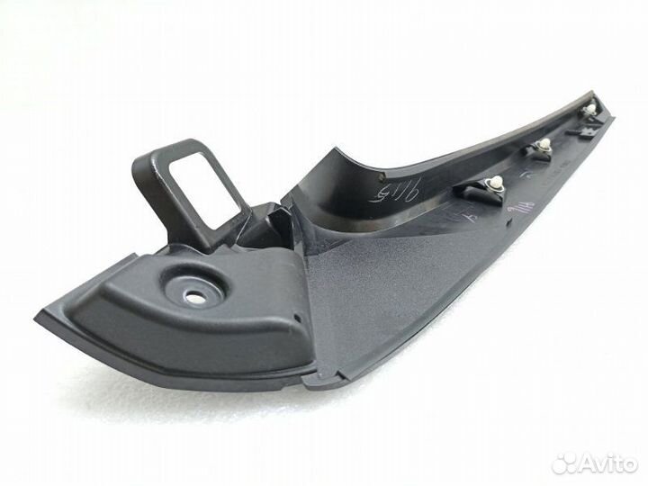 Накладка крышки багажника задняя правая Lexus