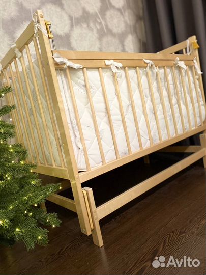 Кроватка для новорожденных с маятником
