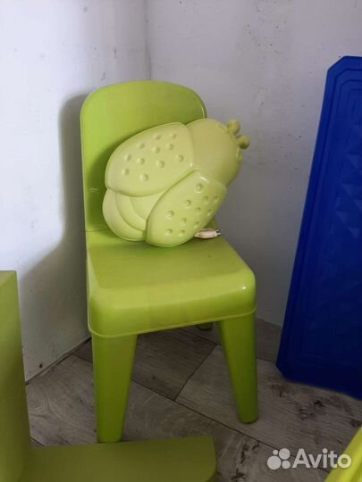 Полки IKEA, светильник IKEA, стульчик