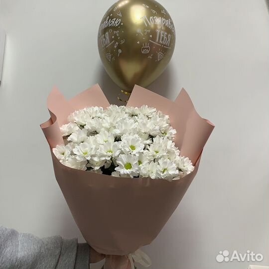 Букет ромашек и шарик