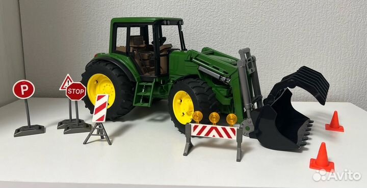 Bruder Трактор John Deere