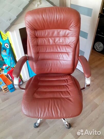Офисное кресло натуральная кожа состояние нового