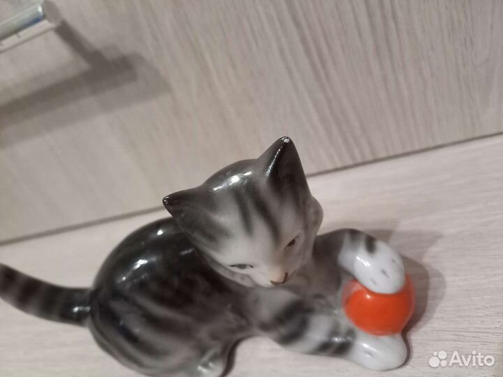 Фарфоровая статуэтка германия. Котенок