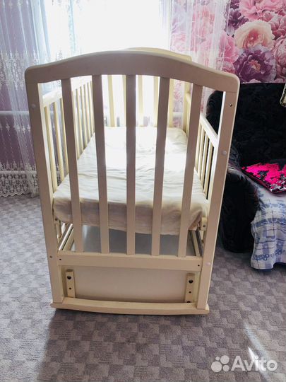 Детская кроватка с маятником и ящиком