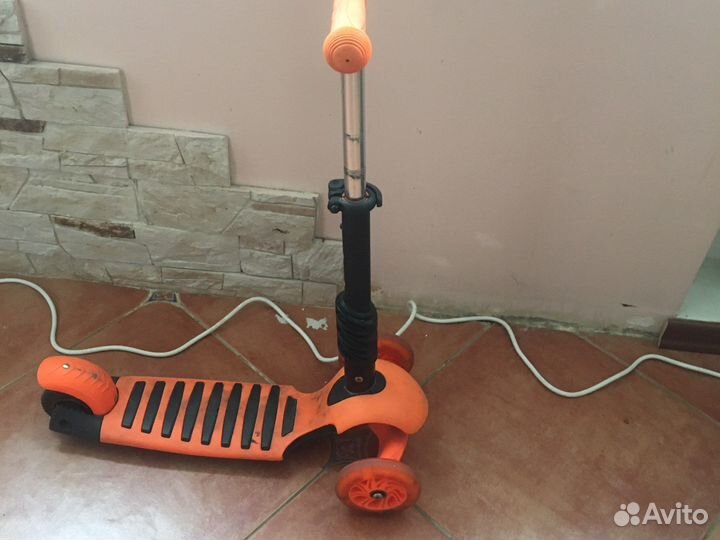 Самокат трехколесный