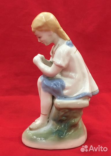 Статуэтка фарфоровая. Девочка с занозой. СССР