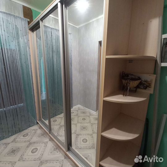 Зеркальный шкаф