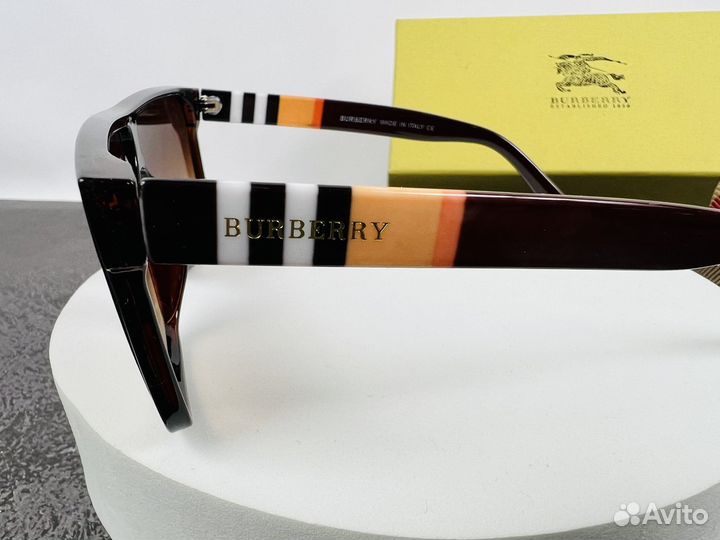 Солнцезащитные очки Burberry