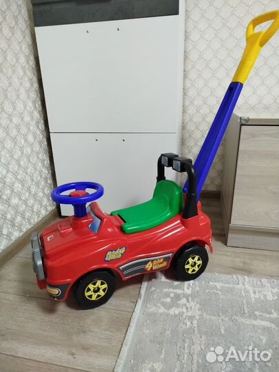 Машинка-каталка с ручкой