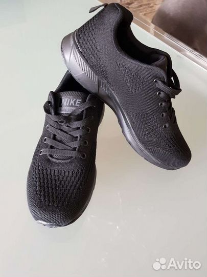 Кроссовки Nike 42/43 новые