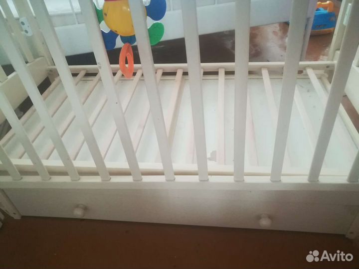 Детская кроватка маятник гандылян с комодом