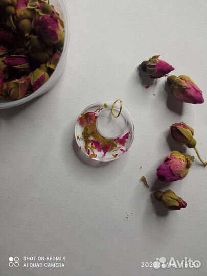 Кулон из эпоксидной смолы с засушенными цветами