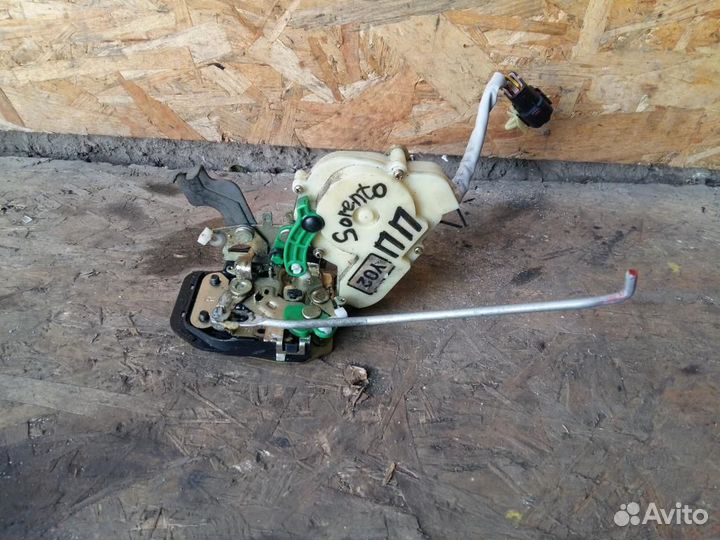 Замок двери передней правой Kia Sorento 2002-2009