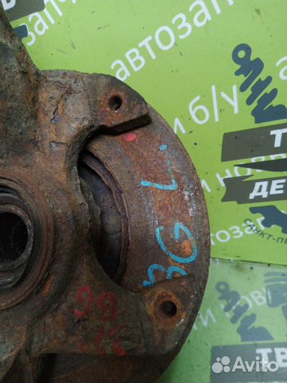 Ступица цапфа кулак передняя левая Mazda 323 BG