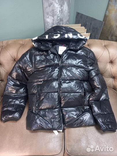 Продам пуховик Moncler