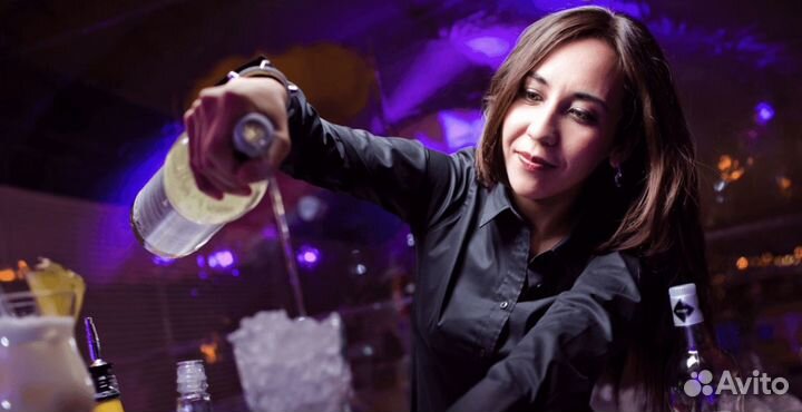 Хостес с функциями бармена