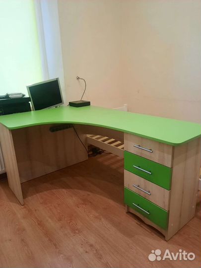 Письменный стол