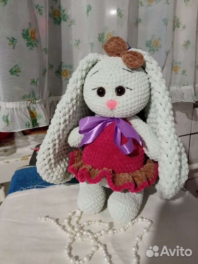 Плюшевый заяц вязаный