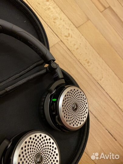 Беспроводные наушники akg p104