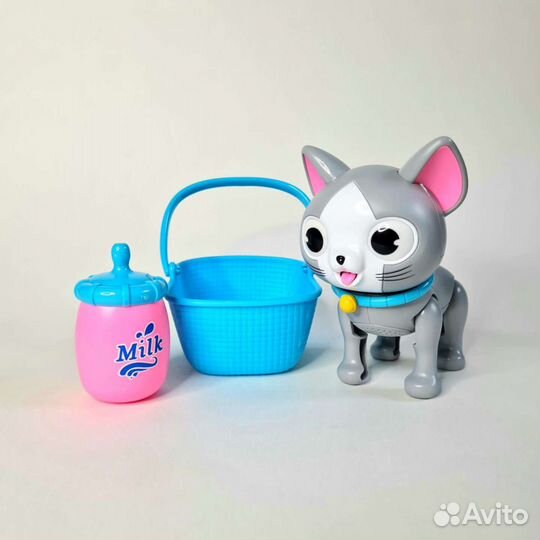 Непослушный маленький питомец Котенок