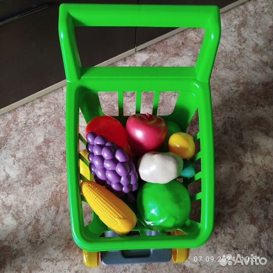 Тележка с фруктами и овощами