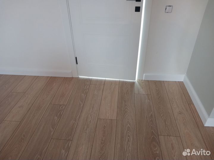 Установка напольных плинтусов дюроролимер, мдф