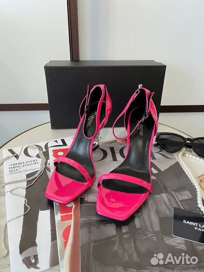 Босоножки Yves Saint Laurent на высоком каблуке