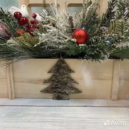 Кашпо деревянное с новогодним декором