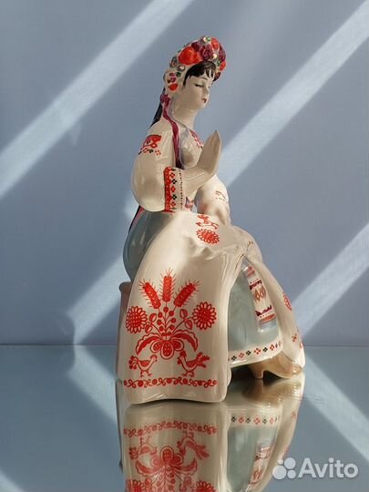 Статуэтка фарфор 