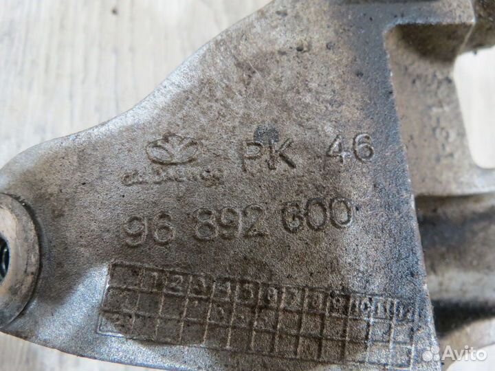 Кронштейн генератора Chevrolet Cruze