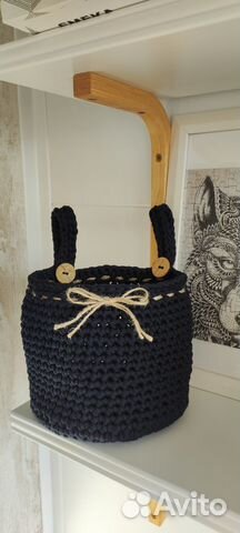 Вязаная корзинка подвесная