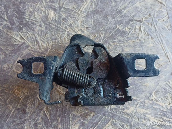 Замок капота с Volkswagen Golf 3