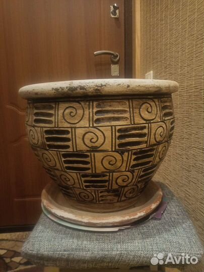 Глиняный горшок для цветов