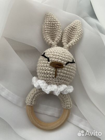 Набор погремушка вязаная+ вязаные пинетки