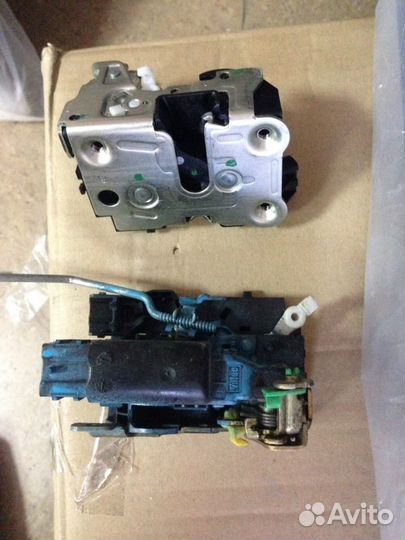 Замок двери Renault Master Vivaro Trafic