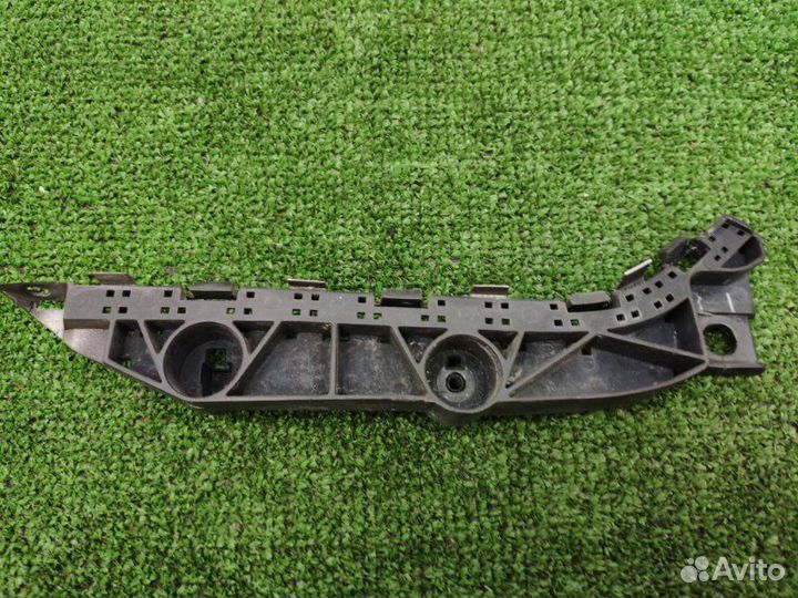 Кронштейн бампера передний правый Honda Civic 4D