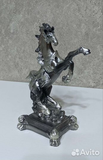 Статуэтка лошади, стоящей на задних лапах