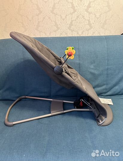 Шезлонг babybjorn с игрушкой оригинал