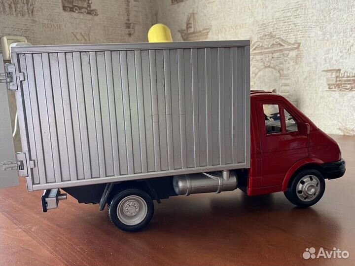 Игрушечные машинки