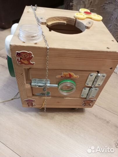 Бизиборд в форме большого кубика на колесах