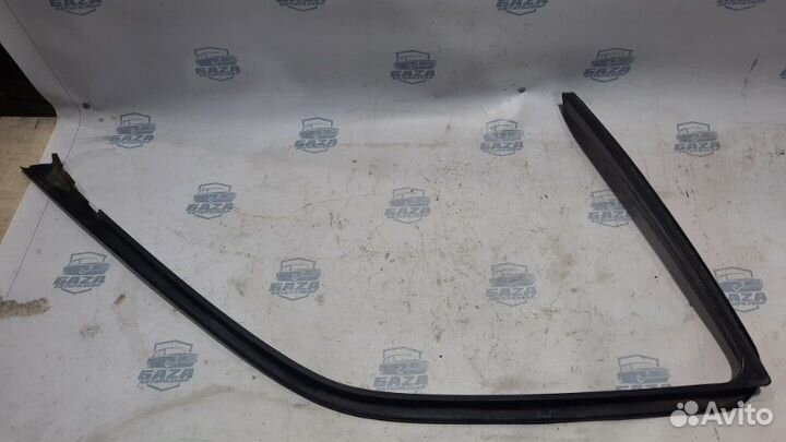 Уплотнитель стекла двери передний правый Bmw