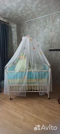 Детская кроватка с маятником