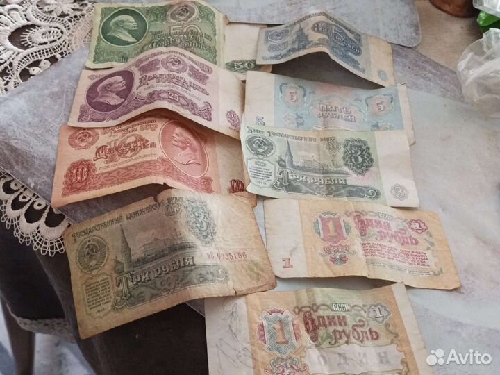 Много разных коллекционных монет и банкнот