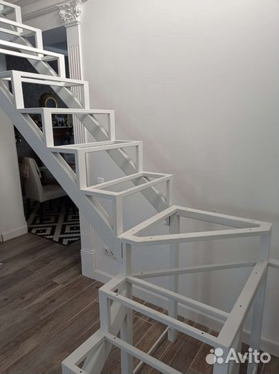 Лестница на второй этаж (на заказ)
